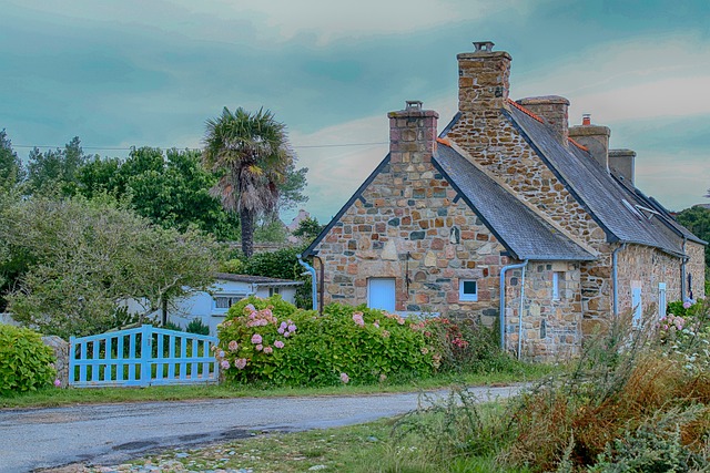 petite maison bretonne en pierre completement renovée